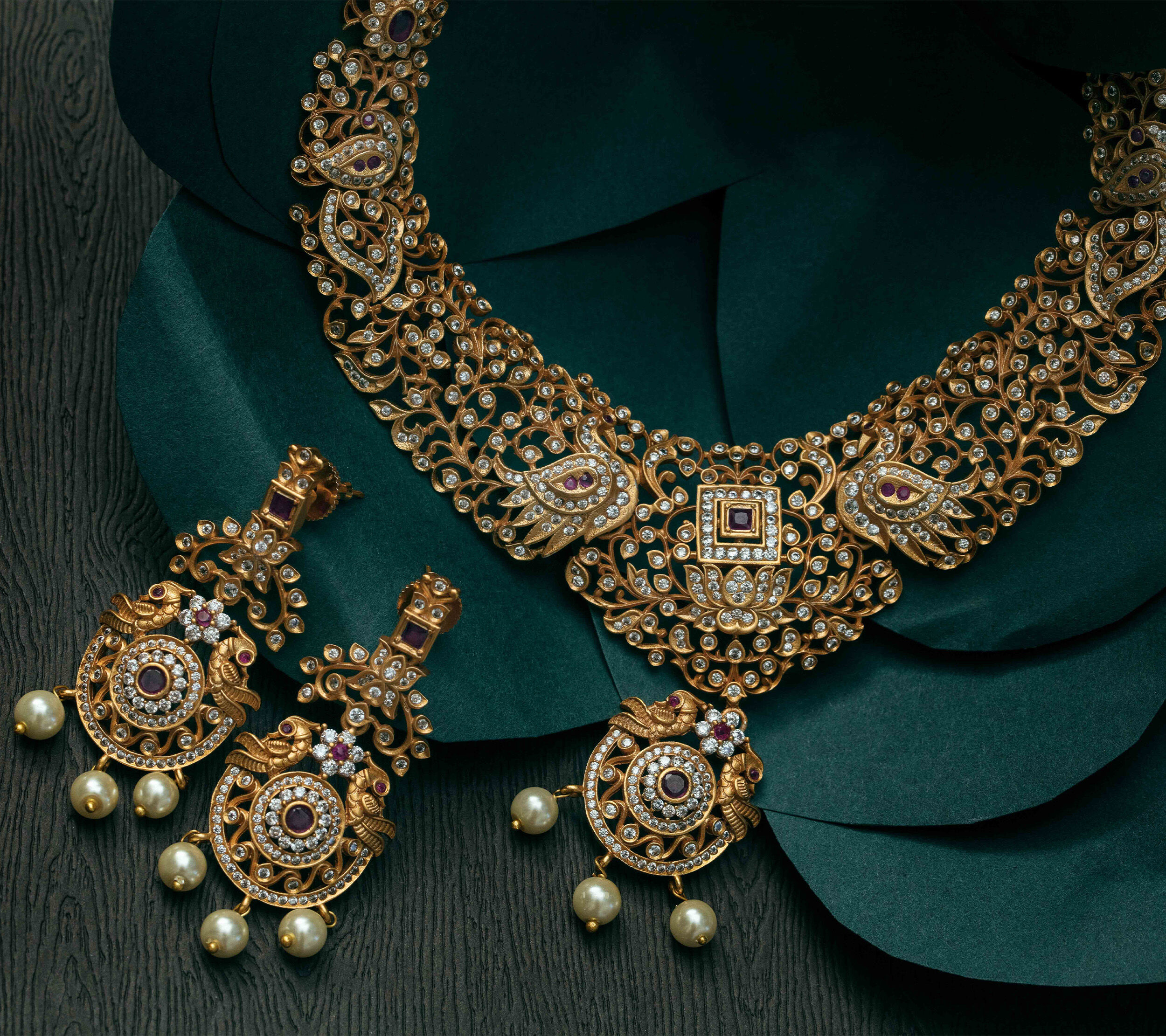 A beautifull gold necklace and gold earings